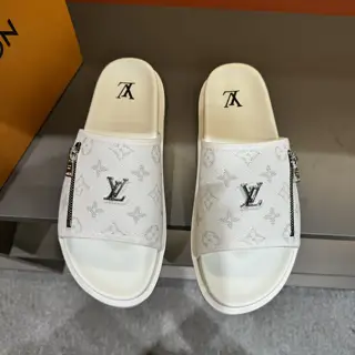Louis Vuitton high-end men’s summer slippers