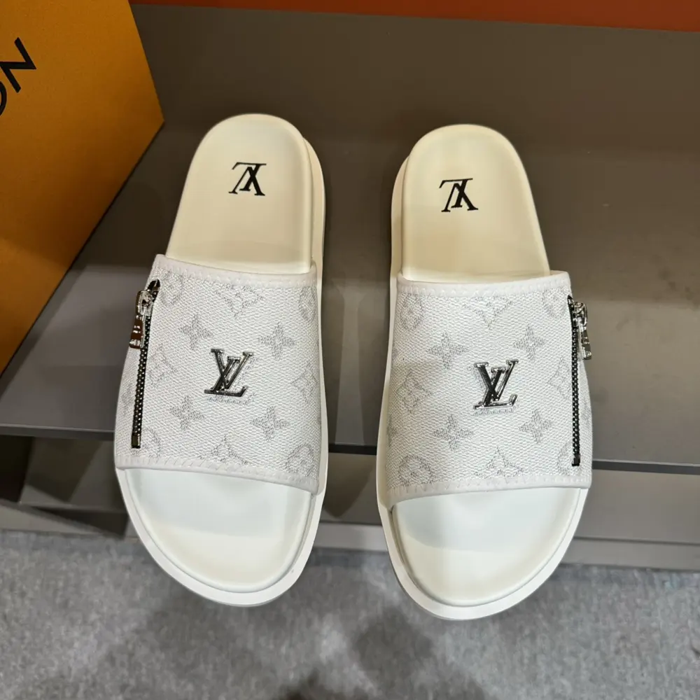 Louis Vuitton high-end men’s summer slippers