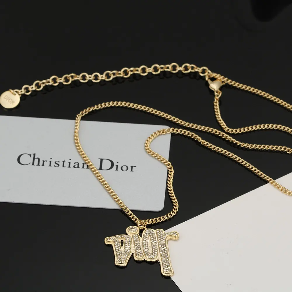 Dior JADIOR letter necklace uses gold as the main color. The retro style of the jewelry is