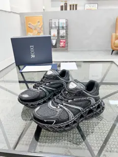 Dior men’s sports shoes are synchronized with the counter