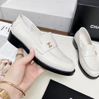 Chanel loafers are full of retro style. The delicate shoe shape is very pleasing to the