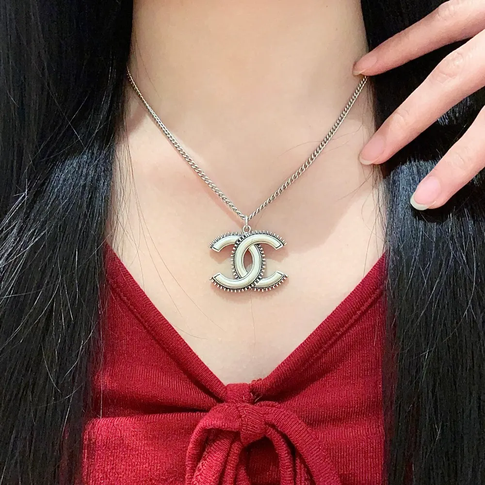 Chanel vintage necklace Chanel’s styles really need no introduction Each one is super