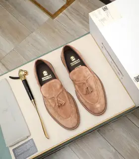 Brunello Cucinelli casual leather shoes Classic yarns inspire the sophistication and sporty
