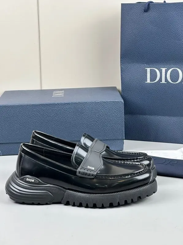 Dior casual leather shoes are on sale now. The upper