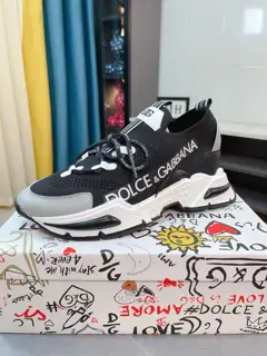 Dolce & Gabbana men’s casual shoes are on sale at the same time in the z cabinet The upper