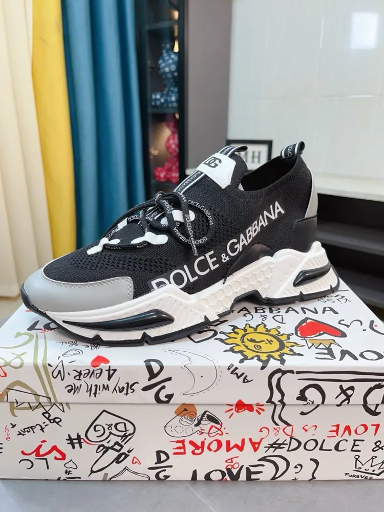 Dolce & Gabbana men’s casual shoes are on sale at the same time in the z cabinet The upper