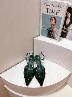 Valentino. Valentino VLogo series shoes The latest rhinestone buckle series in the counter
