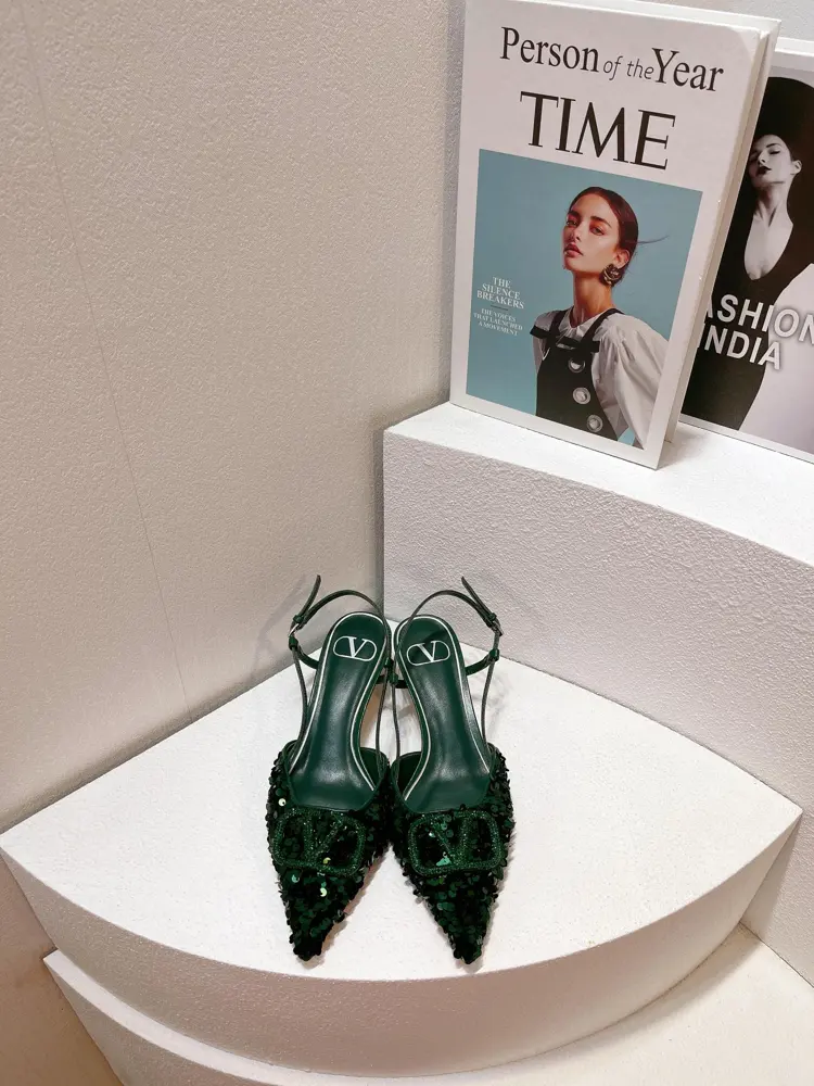 Valentino. Valentino VLogo series shoes The latest rhinestone buckle series in the counter