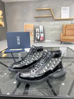 Dior high-top boots casual shoes are sold at the counter at the same time. Original