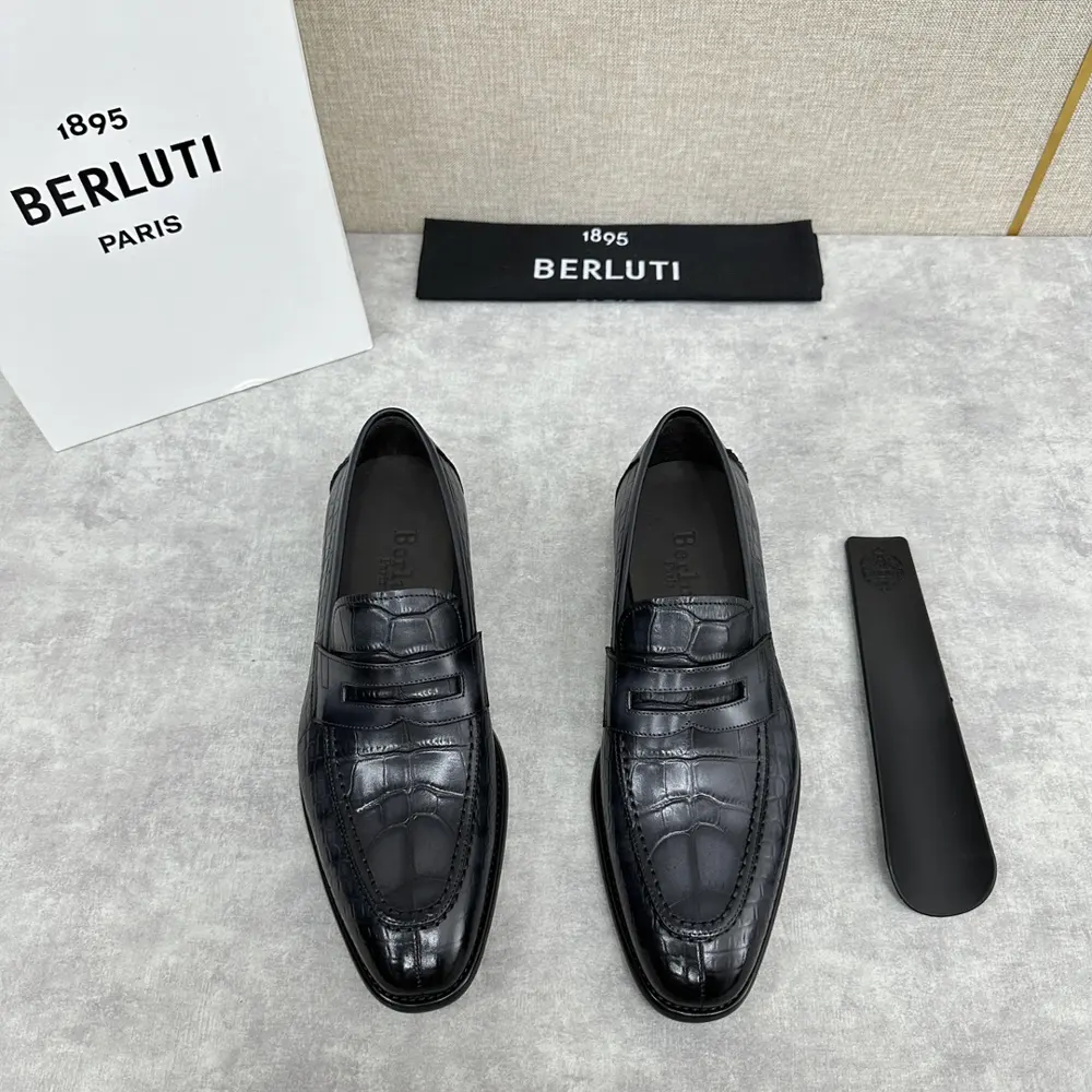Berluti men’s hand-brushed loafers are shipped. One-step simple driver shoes. Select