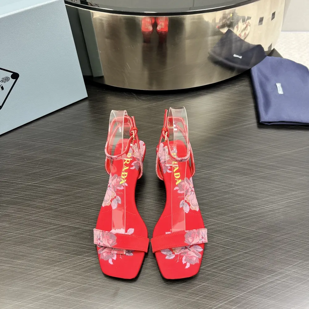 Prada’s latest spring and summer catwalk hot-selling sandal series