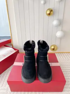 Roger Vivier new diamond buckle ankle boots snow boots. Soft sheep wool lining with a
