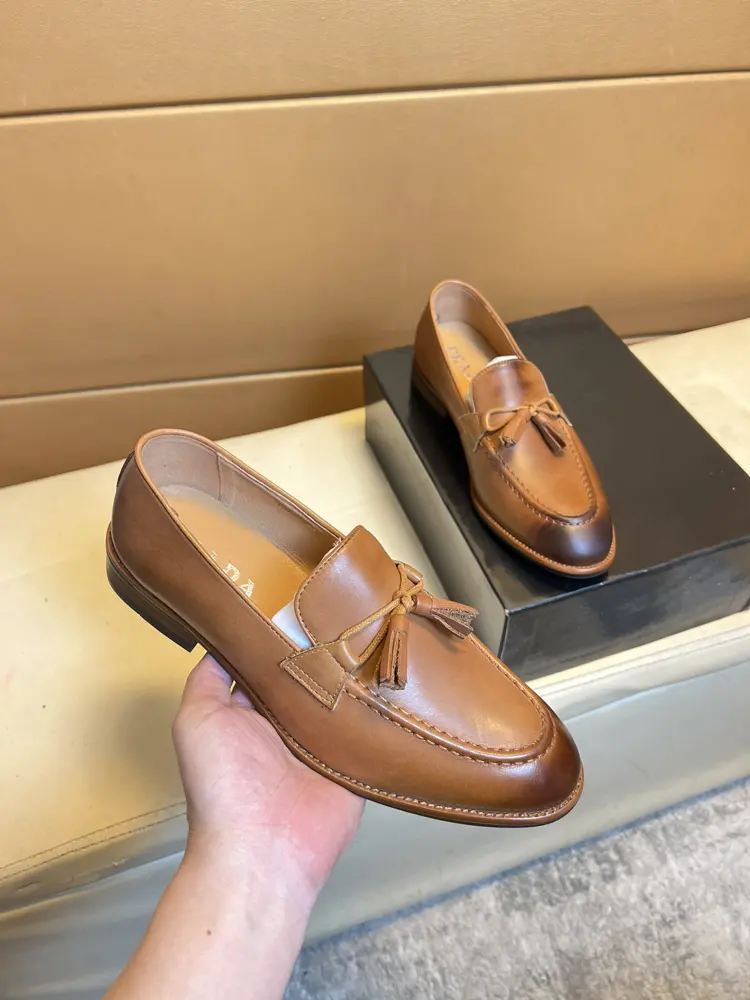 Prada height-enhancing rubber-soled leather shoes series are sold at the counter at the