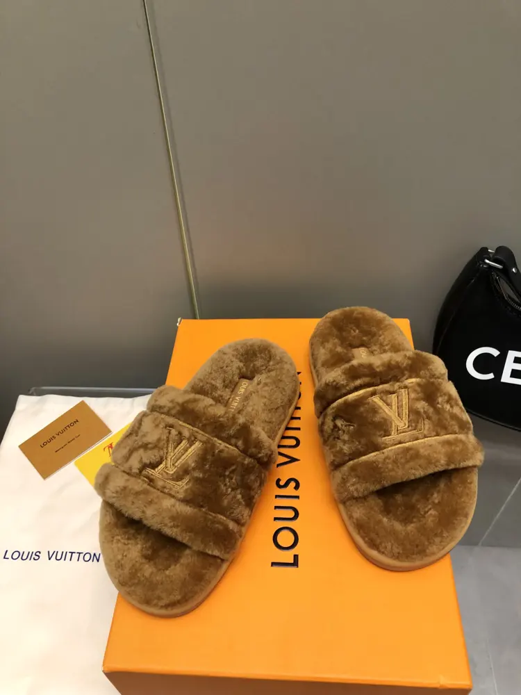 Louis Vuitton Autumn and Winter Plush Slippers Super cute