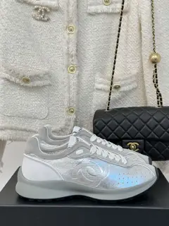 Chanel Dexter casual sneakers with a shit-like feel