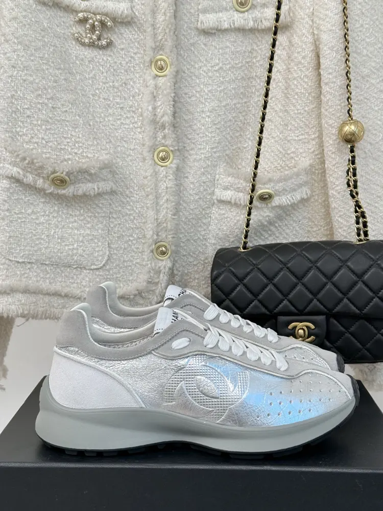 Chanel Dexter casual sneakers with a shit-like feel