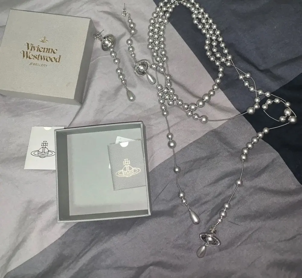 Vivienne Westwood Grey Pearl Three-Layer Saturn Necklace
