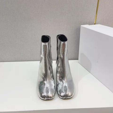 Maison Margiela. Internet celebrity recommended split-toe women’s boots Fabric: imported