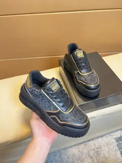 Versace men’s casual shoes are on sale at the same time. Sole: original sole specially