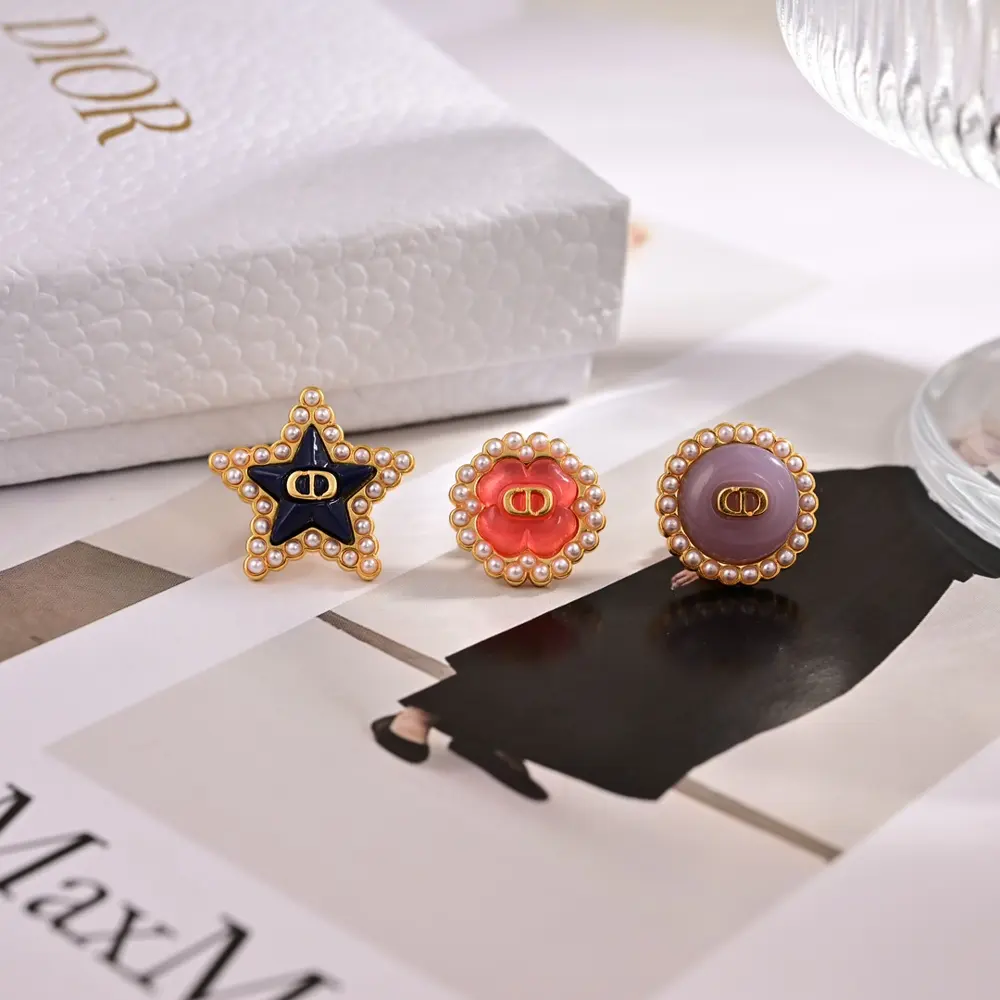 Dior new style Dior new letter earrings loved by top brands. The metal texture