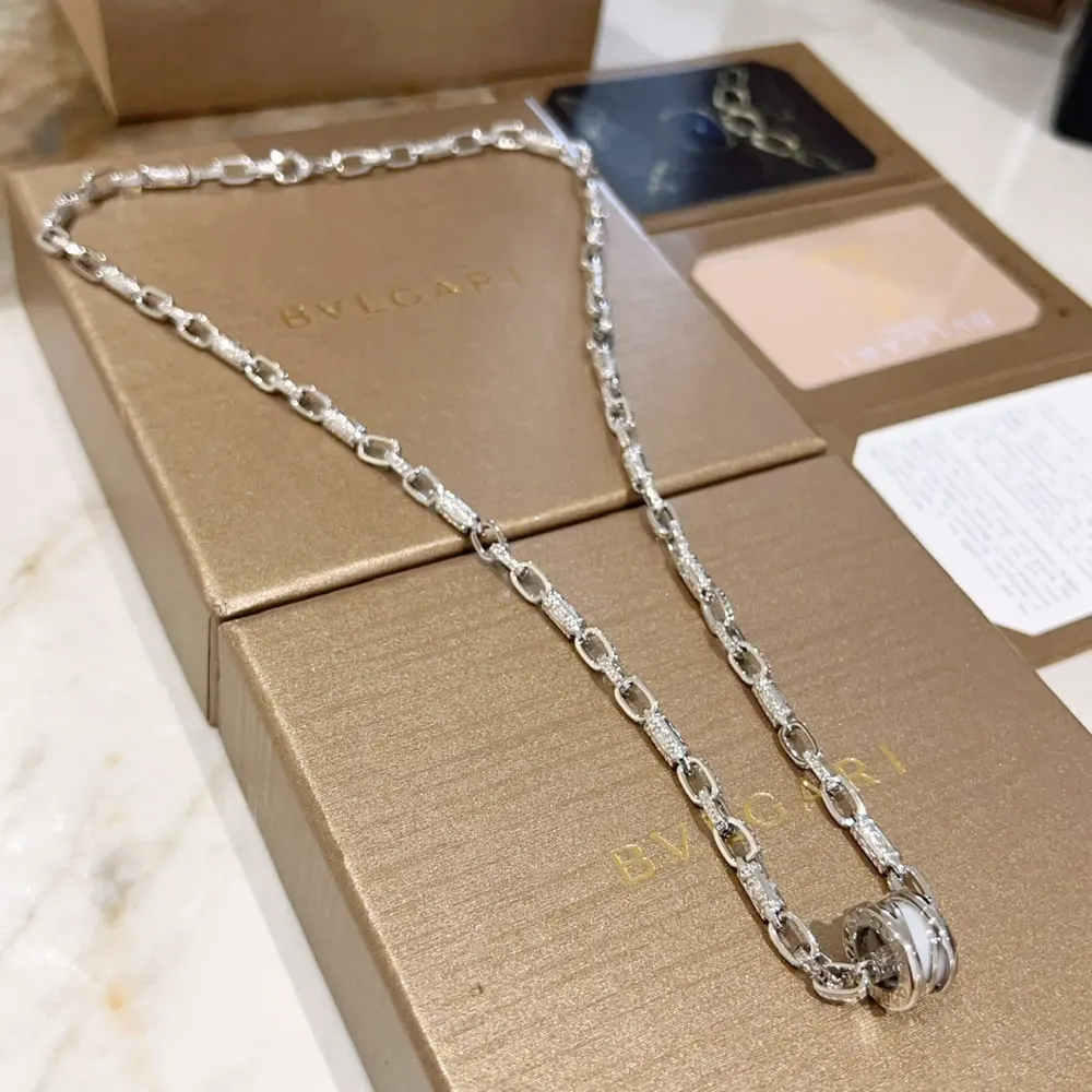 Bvlgari DIVAS’ DREAM series is in perfect condition and has invincible details. The unique