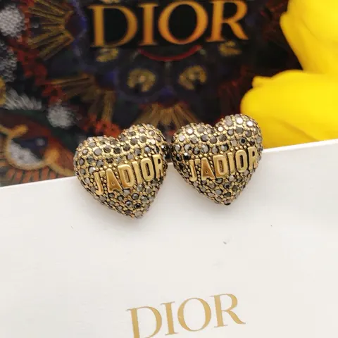 Dior Jadior letter heart earrings are loved by all the top brands. The retro metal texture