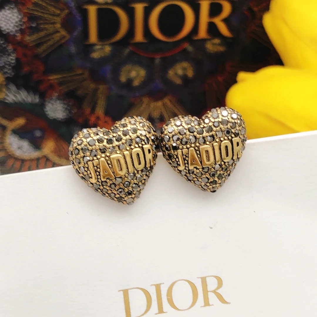 Dior Jadior letter heart earrings are loved by all the top brands. The retro metal texture