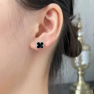 Van Cleef & Arpels Mini High-end Black Onyx Four-leaf Clover Earrings