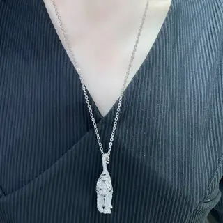 Cartier’s domineering tiger necklace sweater long chain Domineering and feminine