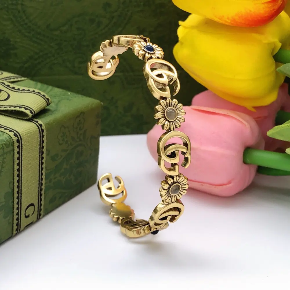 Gucci’s new GG sunflower bracelet The shape is reproduced on the bracelet. The real thing