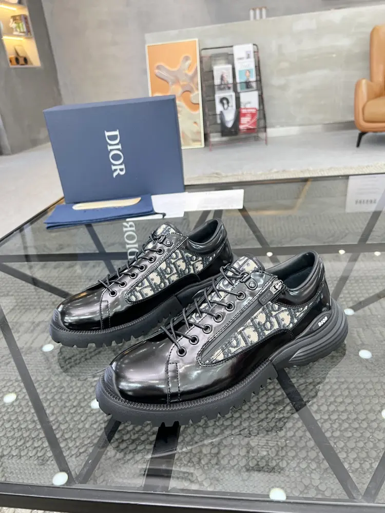 Dior casual shoes are sold at the counter at the same time. Original configuration