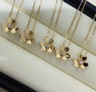 Van Cleef & Arpels diamond-free clover necklace