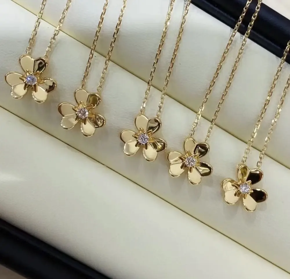 Van Cleef & Arpels diamond-free clover necklace