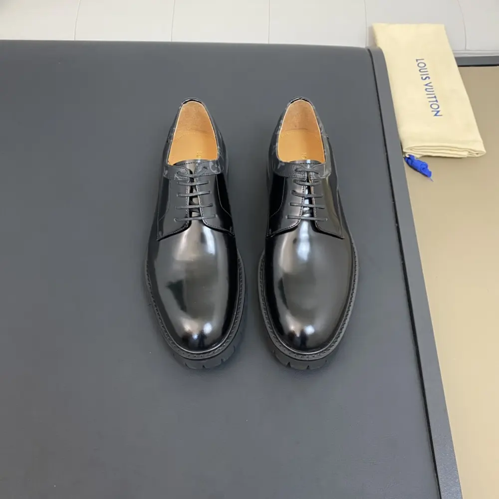 Louis Vuitton Men’s Formal Leather Shoes Series This lace-up shoe