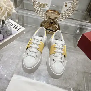Roger Vivier casual white shoes are comfortable and versatile. Top’s latest Viv’Skate