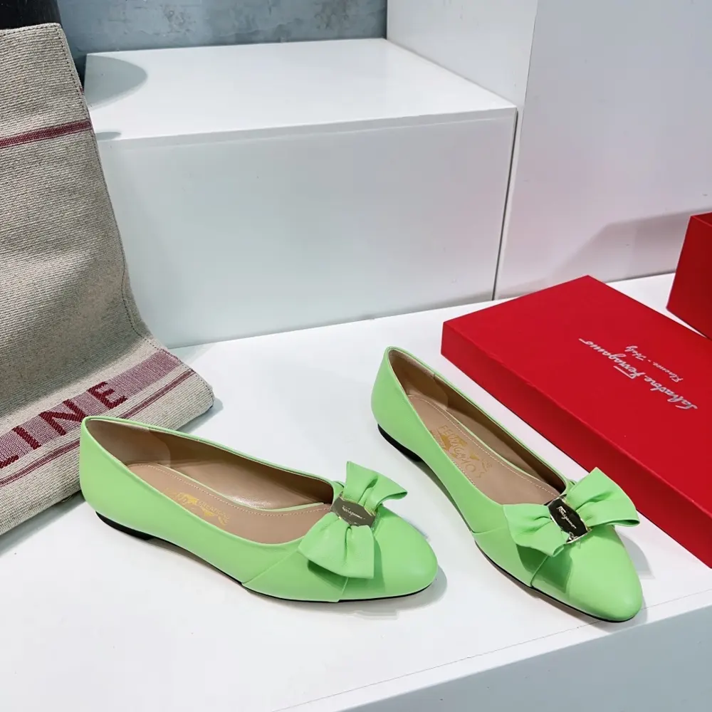 Salvatore Ferragamo new Salvatore Ferragamo bow hardware buckle flat shoes