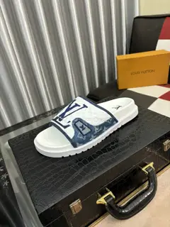 Louis Vuitton men’s slippers are now on sale at the counter