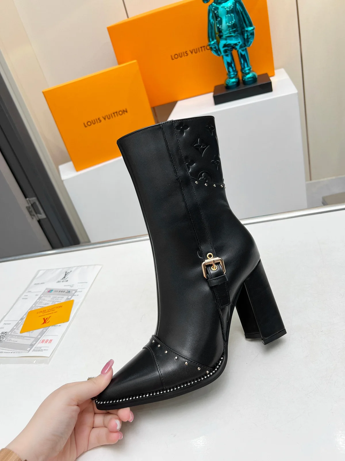 Louis Vuitton autumn and winter fashion long and short boots are on sale