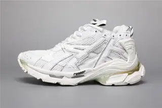 Balenciaga Runner shows the designer Demna’s sports shoe style through details such as