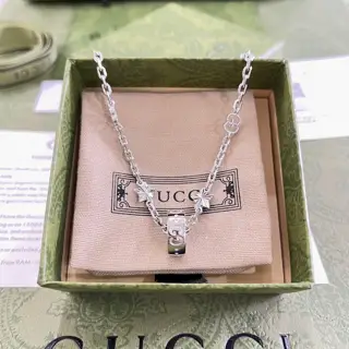 A new model from the Gucci ICON series. A classic piece created with a new refined and