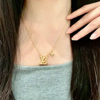 Louis Vuitton classic floral design double flower design pendant necklace
