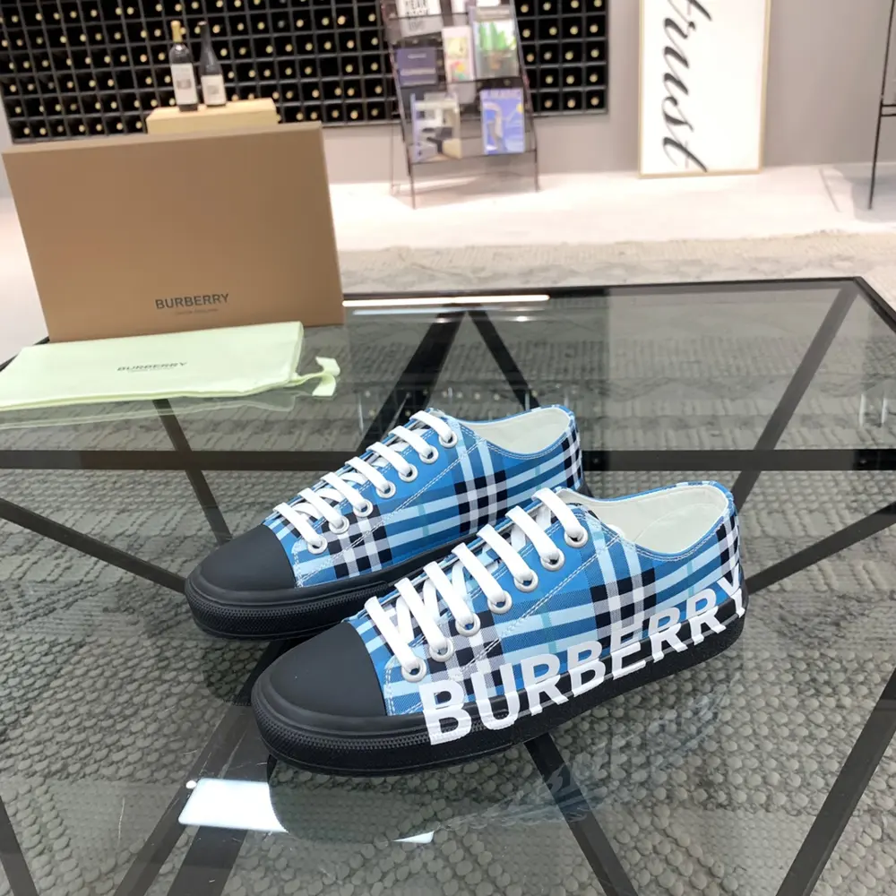 Burberry sneakers are on sale at the same time as the counter. Original configuration