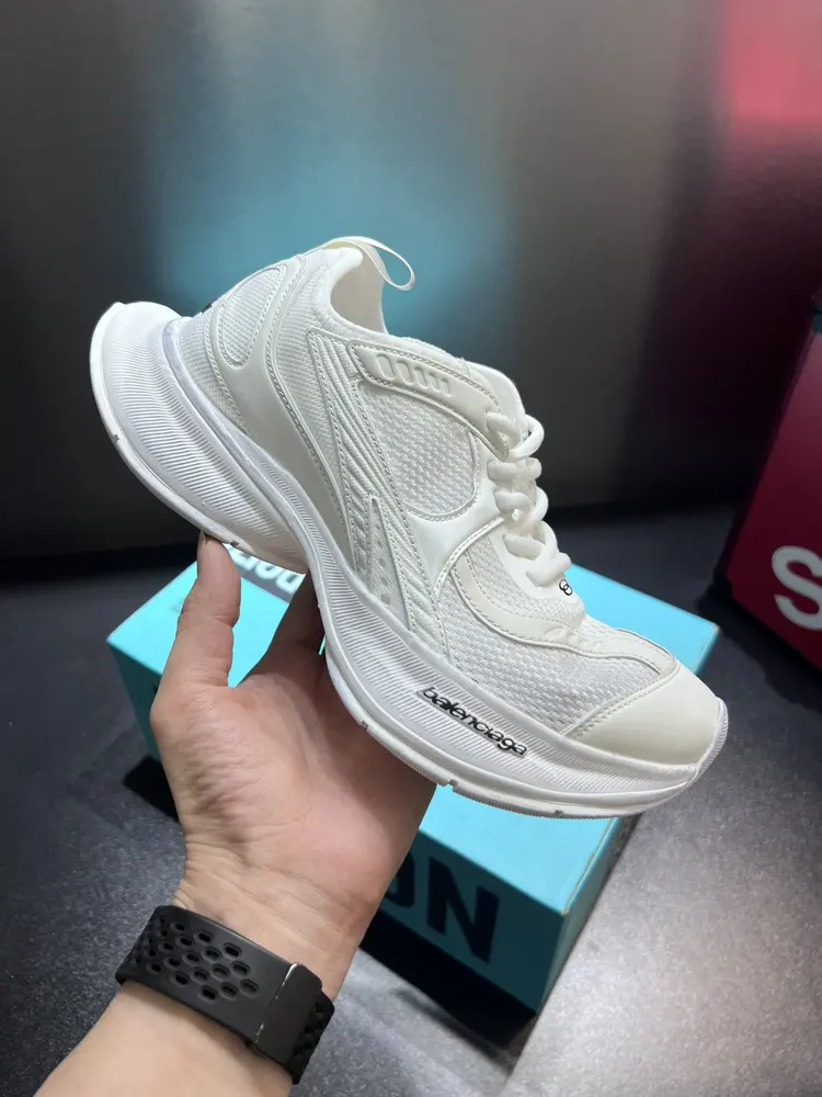 BALENCIAGA CIRCUIT BALENCIAGA round-toed lace-up low-top dad shoes with LOGO prints. Full