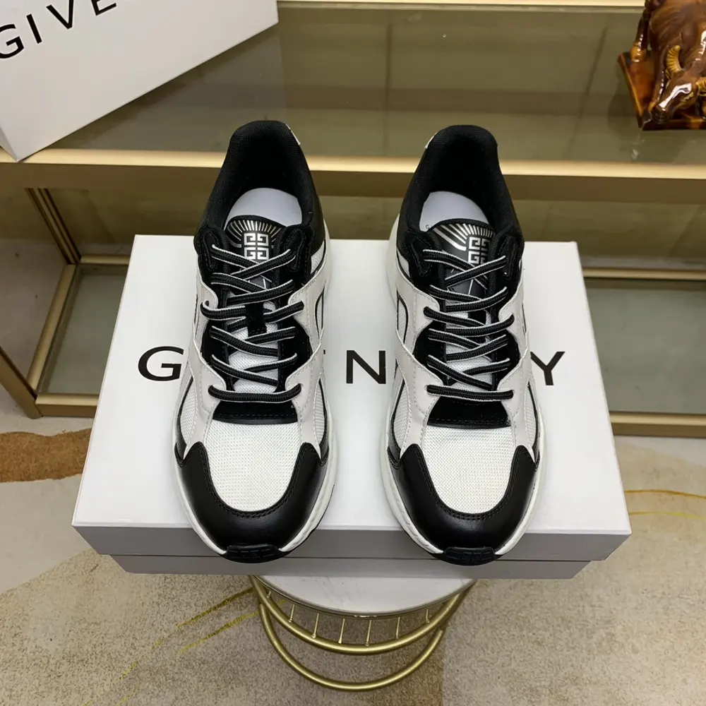 Givenchy men’s low-top jogging sneakers