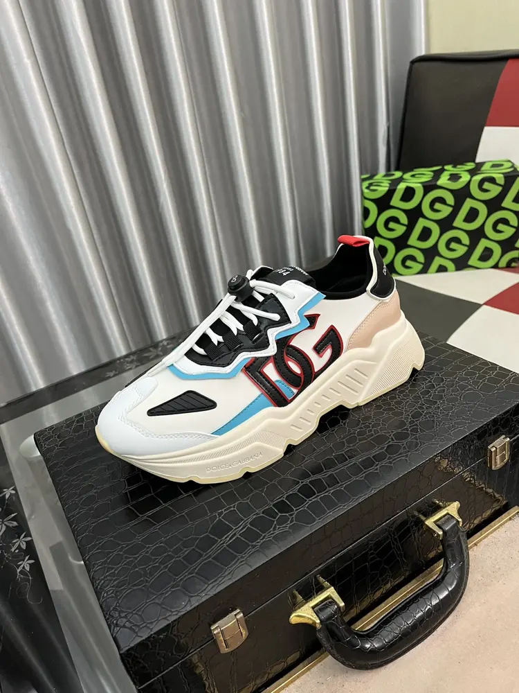 Dolce & Gabbana casual shoes make walking more convenient and comfortable