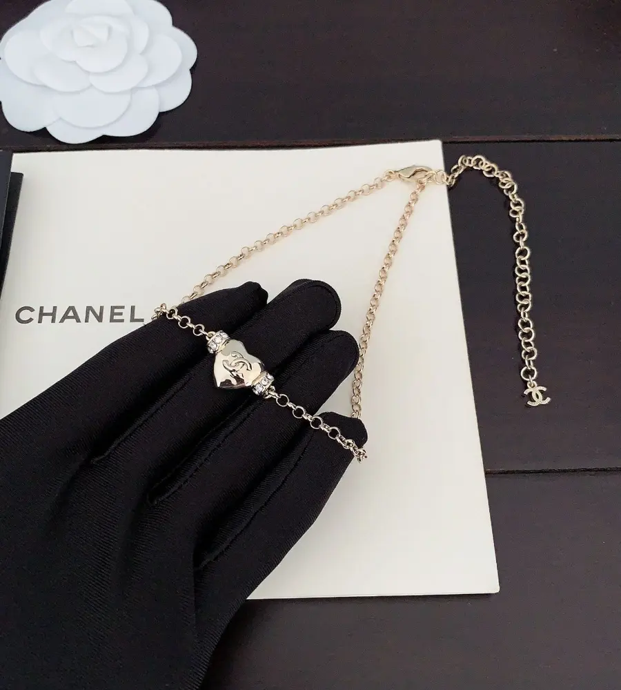 Chanel glossy small heart necklace