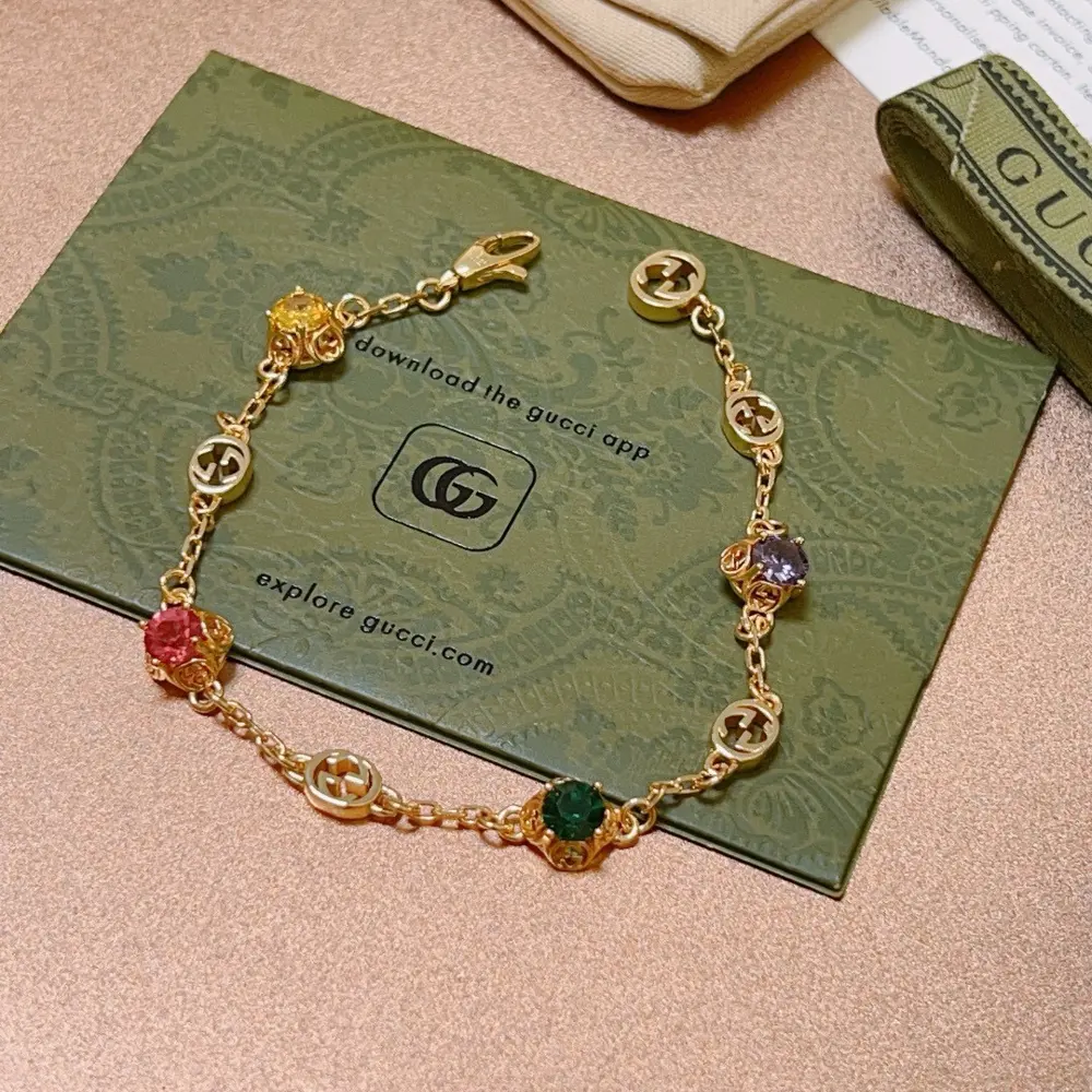The latest classic Gucci bracelet. Exquisite. Both the style and the texture are absolutely