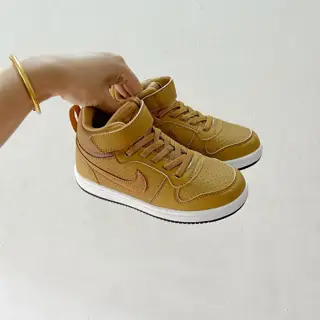 Nike COUNT high-top Velcro sneakers for kids. This sneaker features a soft