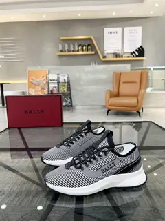 BALLY sports shoes are sold at the counter at the same time. Original configuration