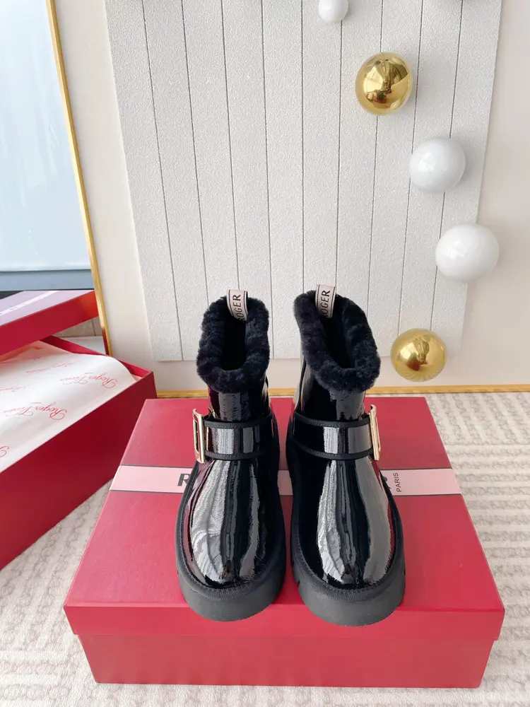 Roger Vivier new diamond buckle ankle boots snow boots. Soft sheep wool lining with a
